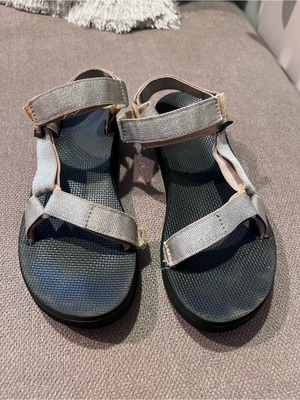 Tevas black & tan/champagne